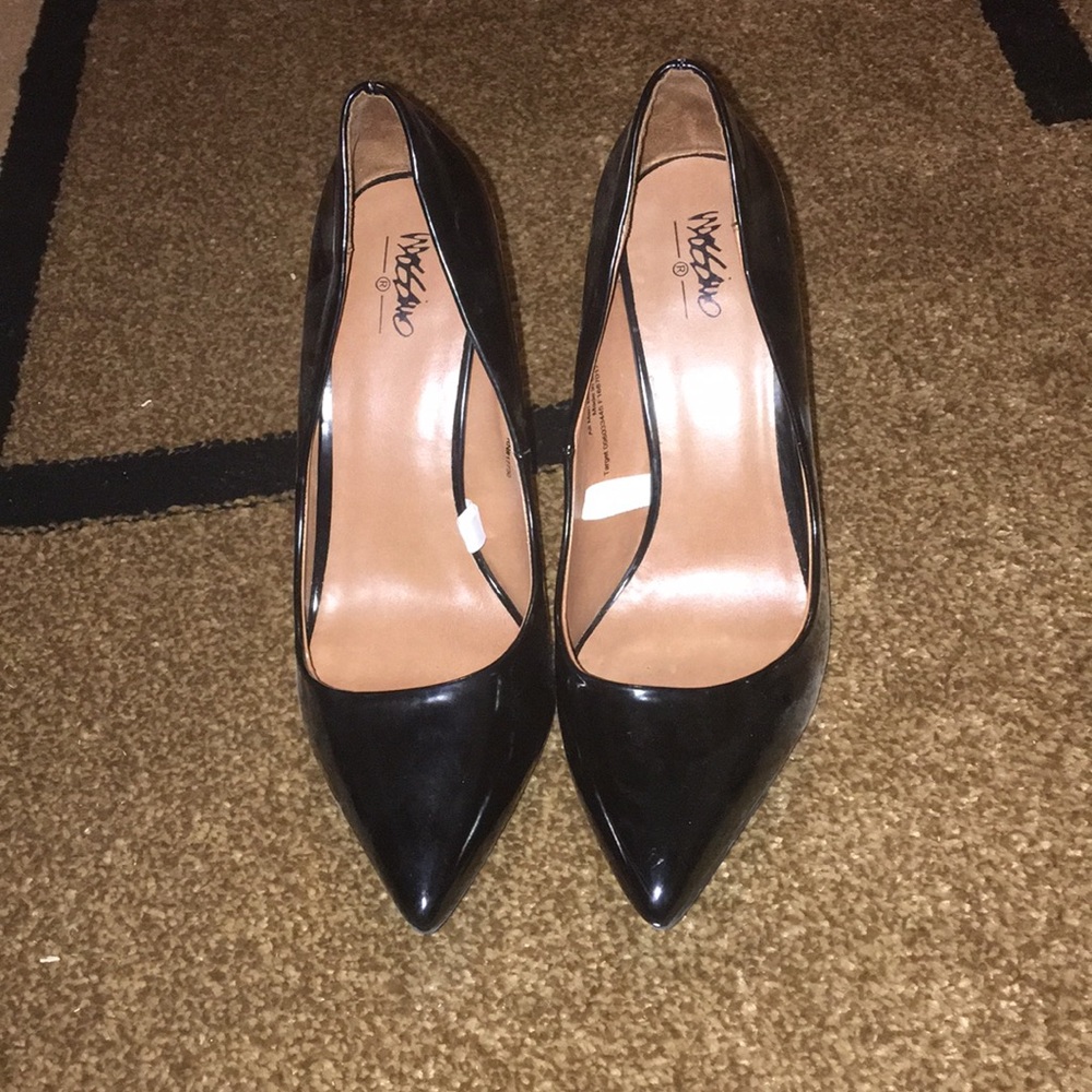 Black pumps